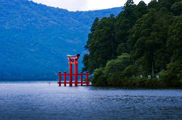 芦ノ湖と箱根神社の鳥居