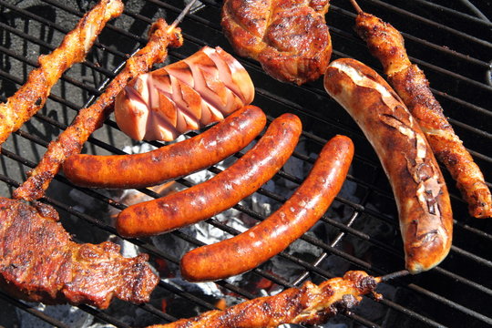 W&uuml;rstchen und Spie&szlig;e auf dem Grill