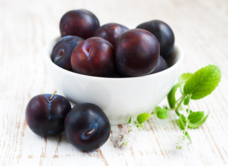 Blue plums in a bowl