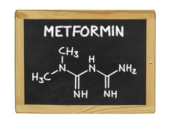 chemische Strukturformel von Metformin auf einer Schiefertafel