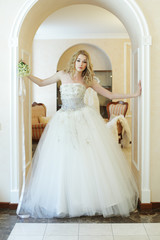 Fototapeta premium Fashion model in white wedding dress