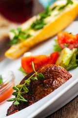 Gegrilltes Steak mit Oregano