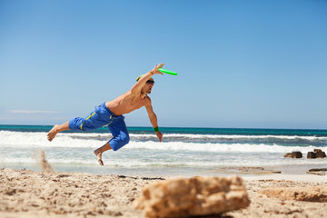 junger sportlicher mann im sprung beim beach volleyball