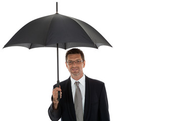 erwachsener attraktiver geschäftsmann mit schwarzem regenschirm