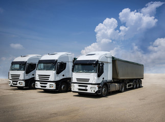 Fototapeta na wymiar białe zaparkowane ciężarówki