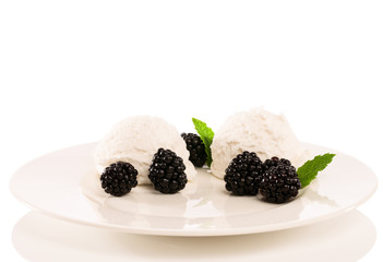 vanille eiscreme mit brombeeren