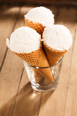 drei vanille eiscreme waffeln stehend in einem glass