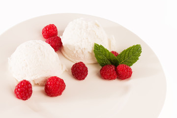 vanille eiscreme mit himbeeren