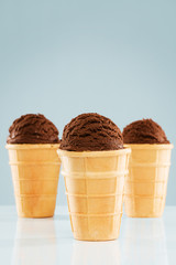 drei waffeln mit schokoladeneis