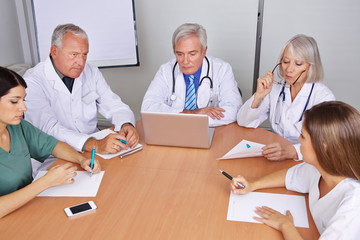 Team von Ärzten bei Besprechung