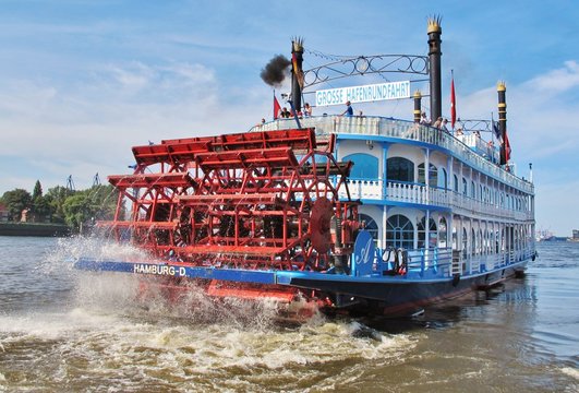 Raddampfer auf der Elbe