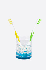 Zwei Zahnbürsten im Glas