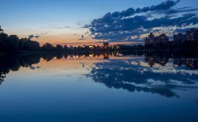 Selbstklebende Fototapete Stadt am Wasser night urban lake