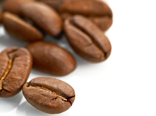 Obraz premium Macro of coffee beans isolated on white background