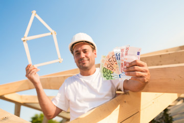 Finanzierung eines neuen Eigenheims. Steigende Baukosten durch Inflation von Baumaterial und...