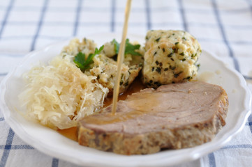 Schweinebraten mit Knödel und Sauerkraut
