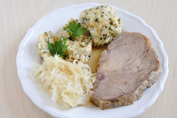 Schweinebraten mit Knödel und Sauerkraut