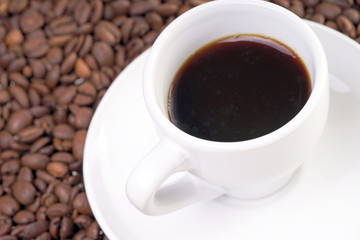 Tasse Kaffee und Kaffeebohnen