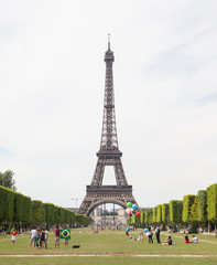 Fototapeta premium PARIS - JULY 27: Tourists at the Eiffel Tower on July 27, 2013,