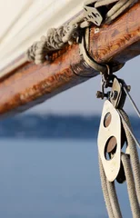 Selbstklebende Fototapete Segeln Alte Takelage auf hölzernem Segelboot
