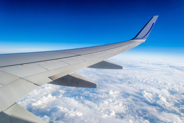 Fototapeta na wymiar Boeing skrzydła nad chmurami na niebie