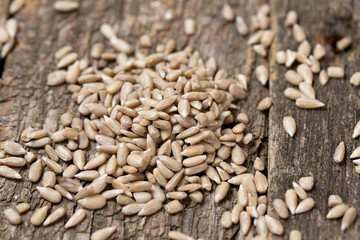 Obraz premium peeled sunflower seeds on wooden surface