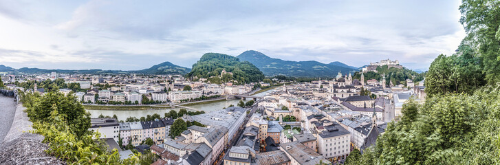 Fototapeta na wymiar Salzburg skyline widziany z punktu widzenia Austrii Mönchsberg