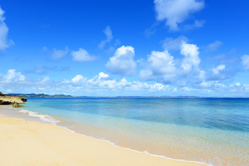 Fototapeta na wymiar 久高島の砂浜に打ち寄せる穏やかな波
