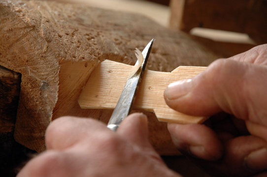 Closeup H&auml;nde beim Holz schnitzen