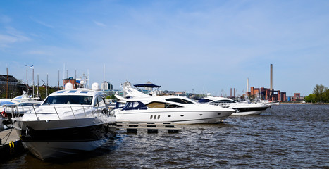 Fototapeta na wymiar łodzie w Helsinkach