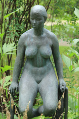 Fototapeta na wymiar Bronzestatue „Schwimmerin“ Rostock