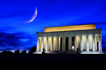 Obraz premium Lincoln Memorial at Night with Moon