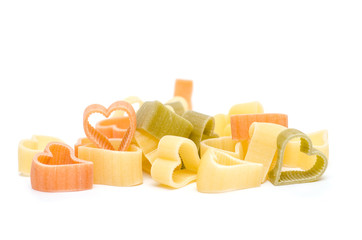 Bunte Pasta in Form von Herzen