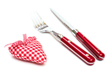 Rotes Herz aus Stoff und Messter und Gabel