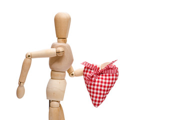 Männliche Figur aus Holz hält ein rotes Herz