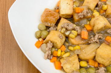 Full flavour tofu with sweet corn, carrot, sugar peas and mince
