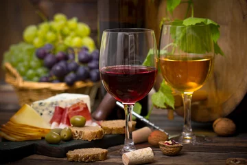 Keuken foto achterwand Wijn en kaas © pilipphoto
