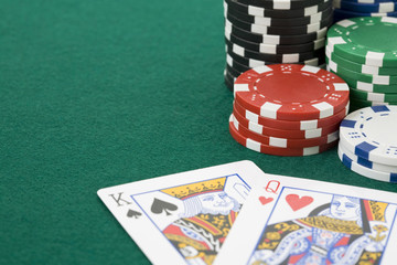 King and queen cards and poker chips