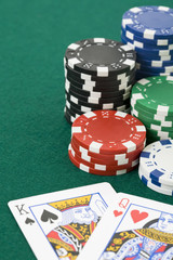 King and queen cards and poker chips