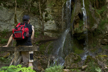 Obraz premium Wanderer bei einem Wasserfall