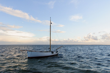 łódź żaglowa na spokojnym morzu, Zatoka pucka, Polska 
