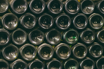 Fototapety  stos butelek wina w winnicy - zdjęcie w stylu vintage