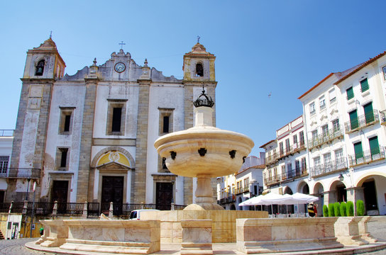 Do Giraldo square, Evora in Portugal