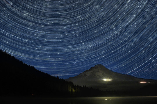 Fototapeta Star Trails and Perseid Media Shower Over Mount Hood