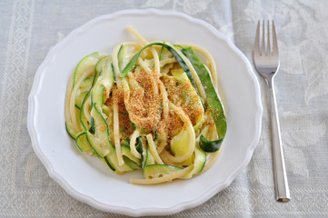 Zucchini Pasta mit Bröseln