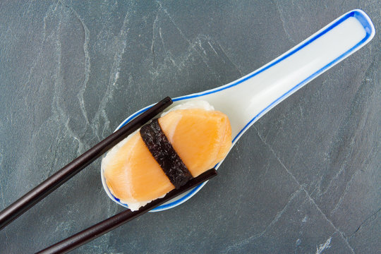 nigiri au saumon cru sur ardoise