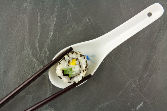 maki au potiron et concombre sur ardoise