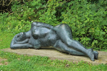 Fototapeta na wymiar Bronzestatue „Liegender Frauenakt“ Rostock