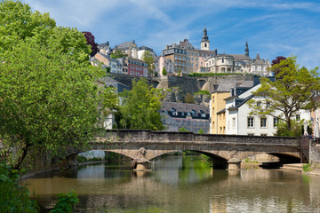 Fototapeta na wymiar Alzette rzeka w Grund, Luksemburgu
