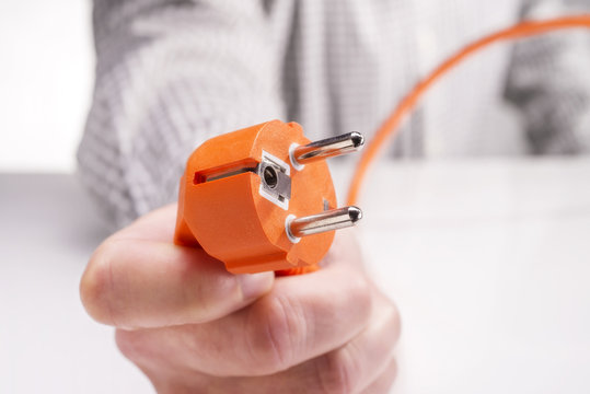 Hand h&auml;lt den Stecker eines Elektroger&auml;tes
